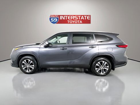 Used 2023 Toyota Highlander XLE image 4