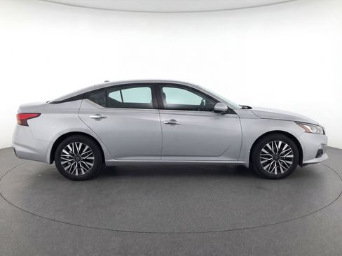 Used 2024 Nissan Altima 2.5 SV FWD image 11