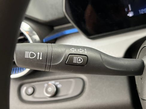 Used 2025 Chevrolet Trax LT FWD image 48