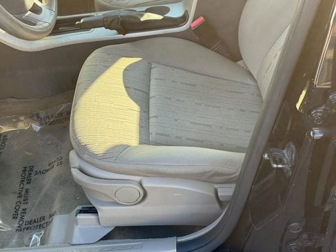 Used 2010 Ford Focus SE image 16