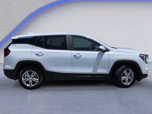 Used 2024 GMC Terrain SLE FWD image 3