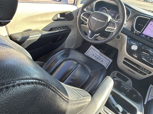 Used 2022 Chrysler Pacifica Touring-L image 16