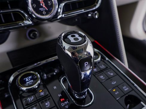 Used 2024 Bentley Flying Spur V8 image 32