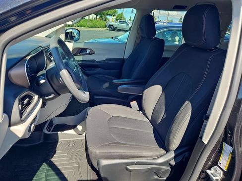 Used 2018 Chrysler Pacifica L FWD image 21