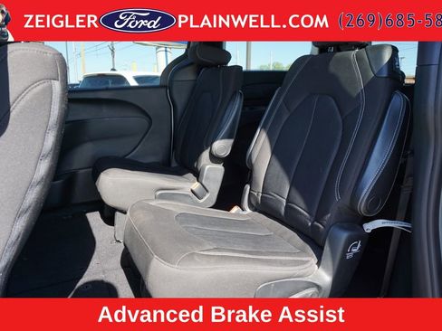 Used 2020 Chrysler Pacifica Touring w/ Advanced Safetytec Group FWD image 12