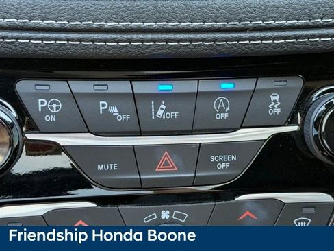 Used 2023 Chrysler Pacifica Limited w/ Uconnect Theater Family Group image 32