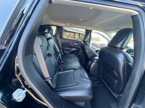 Used 2019 Jeep Cherokee Limited FWD image 9