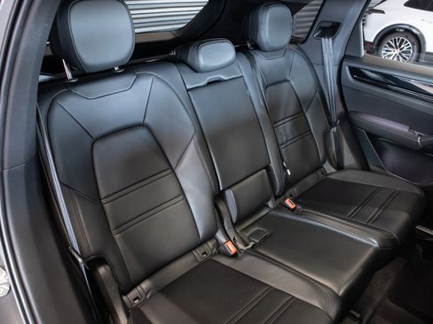 Certified 2023 Porsche Cayenne AWD/4WD image 6