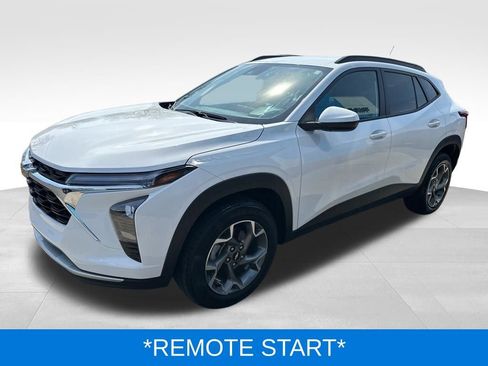 Used 2025 Chevrolet Trax LT FWD image 6