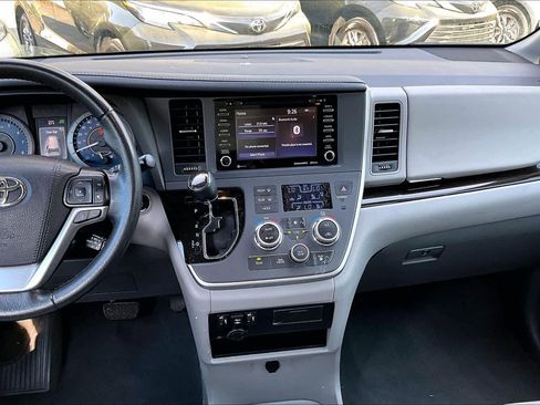 Used 2020 Toyota Sienna XLE image 6