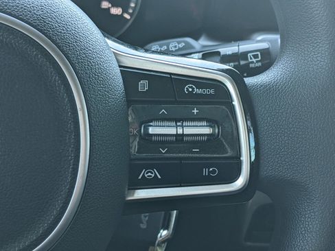 Used 2023 Kia Sorento LX image 19