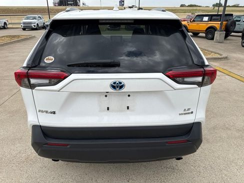Used 2024 Toyota RAV4 LE AWD/4WD image 9