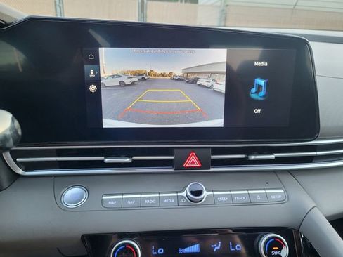 Used 2025 Hyundai Elantra SEL image 20