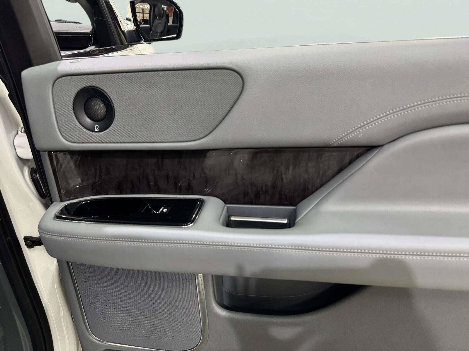 Used 2018 Lincoln Navigator Reserve w/ Technology Package AWD/4WD image 32
