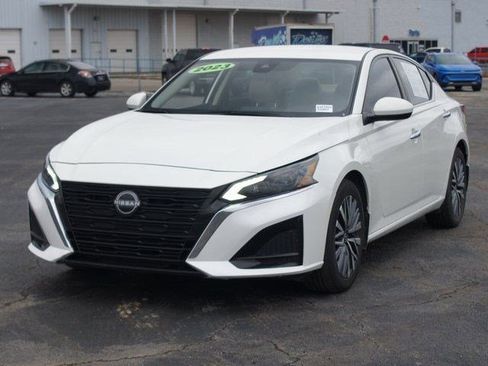 Used 2023 Nissan Altima 2.5 SV image 2