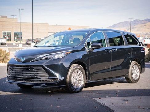 Used 2024 Toyota Sienna LE image 12