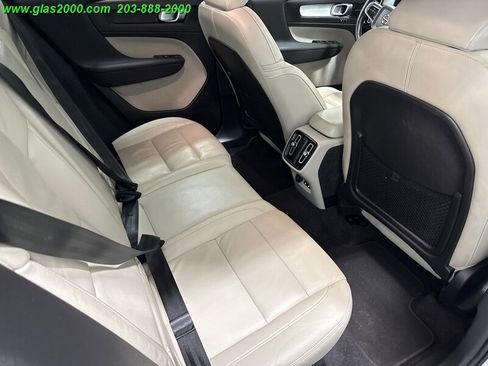 Used 2022 Volvo XC40 T5 Momentum image 10