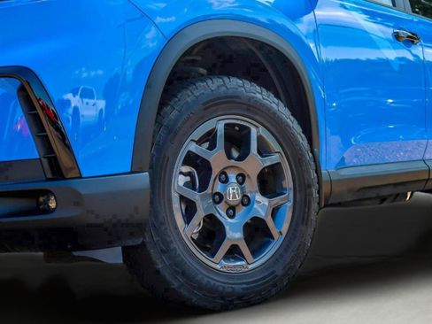 Used 2025 Honda Pilot TrailSport image 2