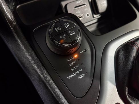 Used 2016 Jeep Cherokee Trailhawk w/ Cold Weather Group image 26