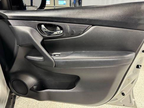 Used 2017 Nissan Rogue SV image 9