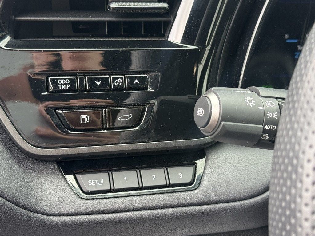 Used 2026 Lexus TX 500h AWD w/ Technology Package image 15
