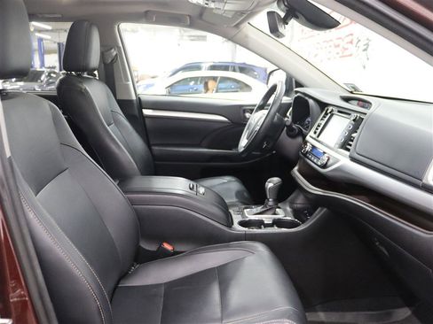 Used 2018 Toyota Highlander XLE AWD/4WD image 31
