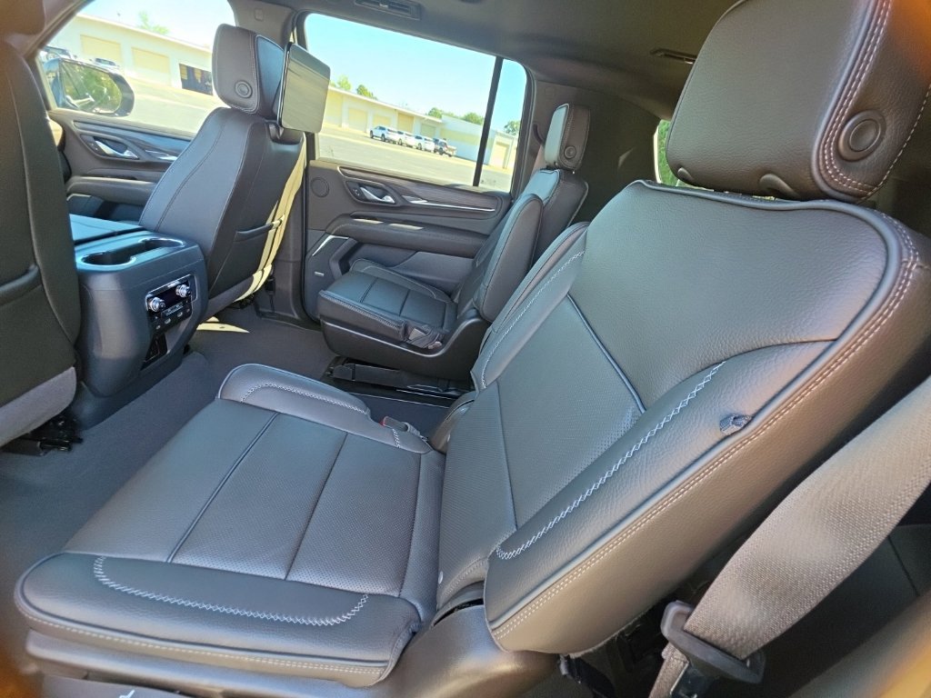 Used 2023 GMC Yukon XL Denali w/ Denali Reserve Package AWD/4WD image 21