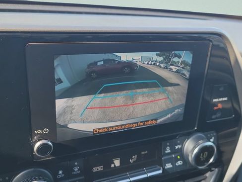 Used 2023 Toyota Highlander XLE FWD image 18