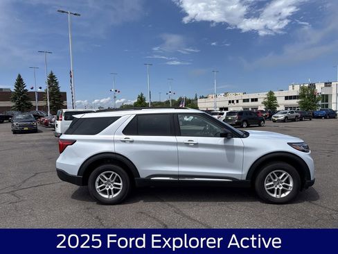 Used 2025 Ford Explorer Active AWD/4WD image 6