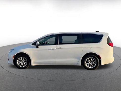 Used 2023 Chrysler Voyager LX image 7