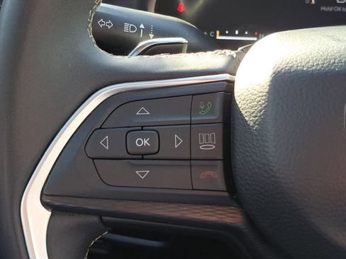 Used 2023 Jeep Grand Cherokee L Laredo image 17