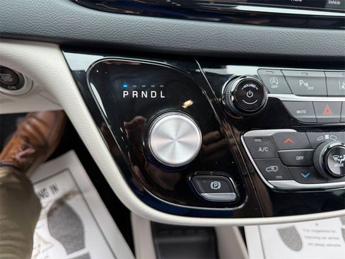 Used 2023 Chrysler Pacifica Touring-L image 21