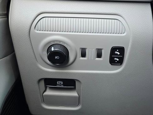 Used 2024 Jeep Wagoneer L Series II RWD image 24