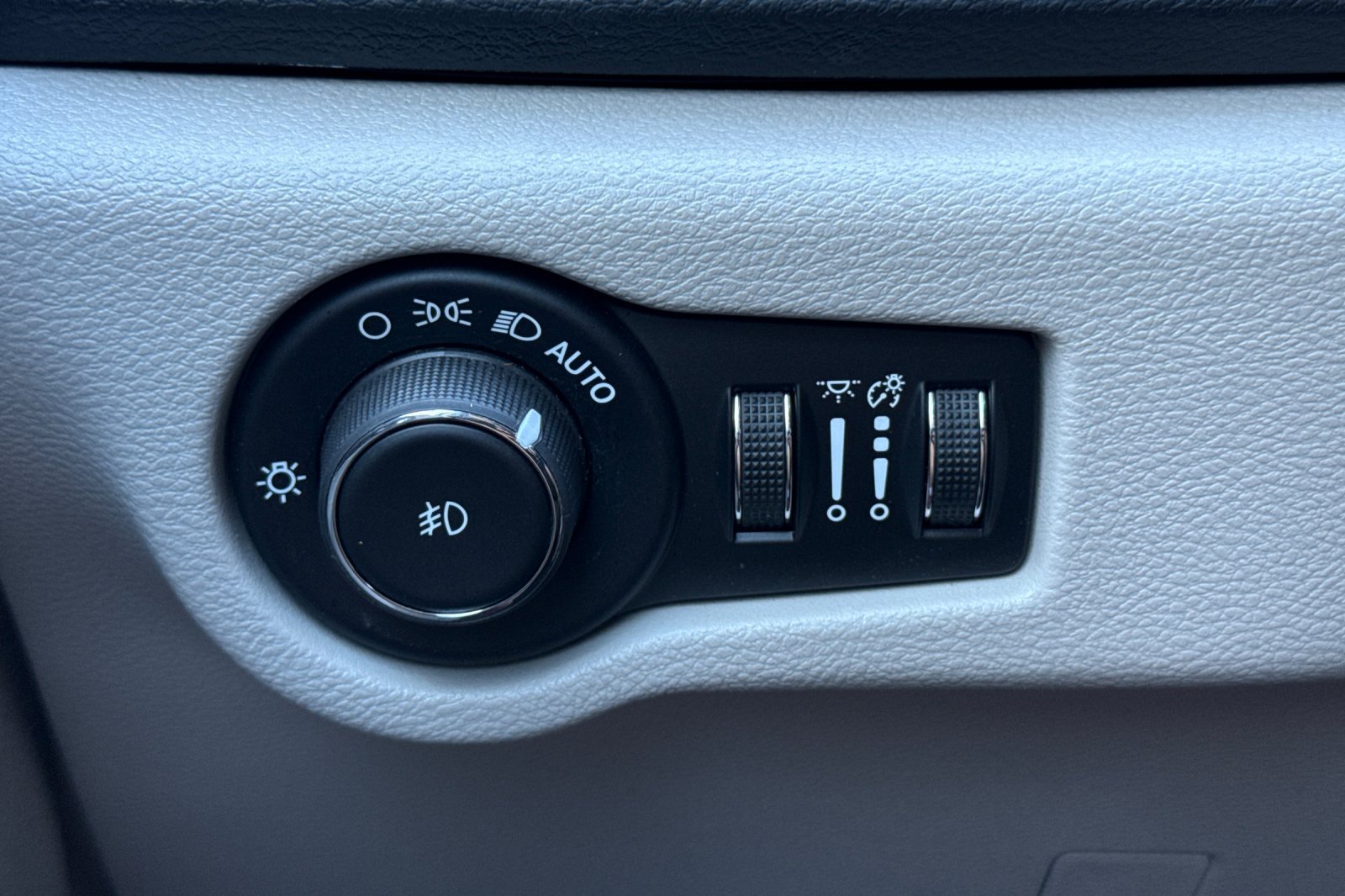 Used 2019 Chrysler Pacifica Touring Plus w/ Advanced Safetytec Group FWD image 43