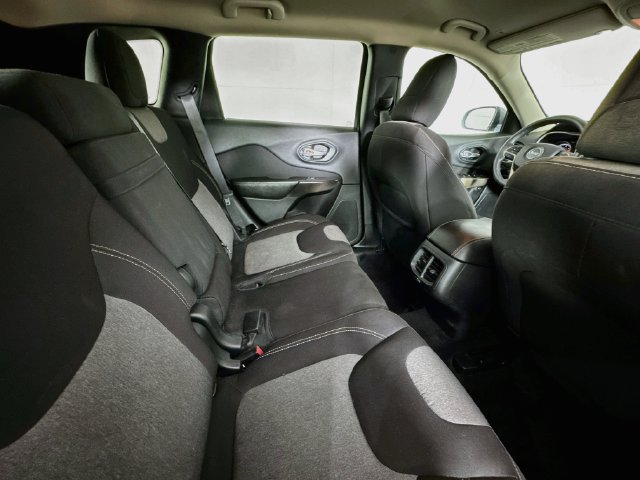 Used 2018 Jeep Cherokee Latitude FWD image 23