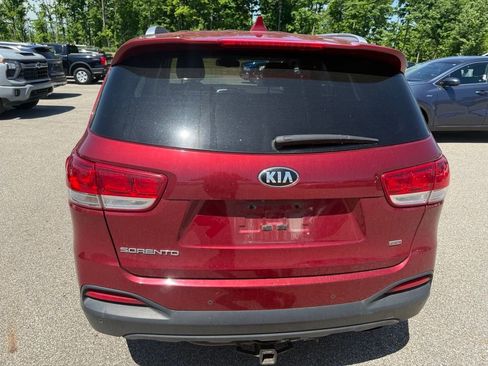 Used 2016 Kia Sorento FWD w/ LX Convenience Package image 2