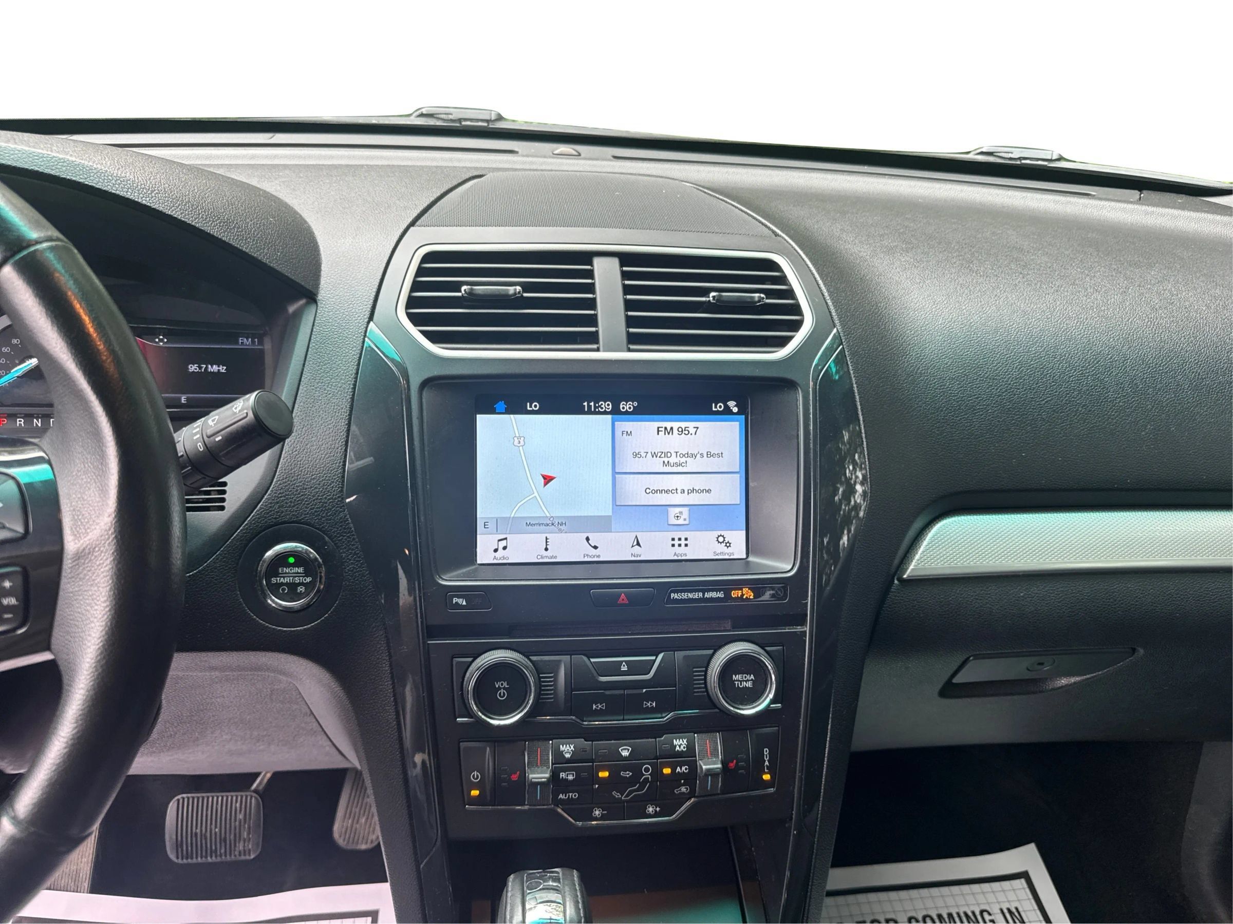 Used 2017 Ford Explorer XLT w/ Equipment Group 202A AWD/4WD image 17