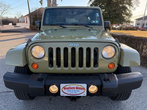Used 2013 Jeep Wrangler Unlimited Rubicon w/ Max Tow Pkg image 9
