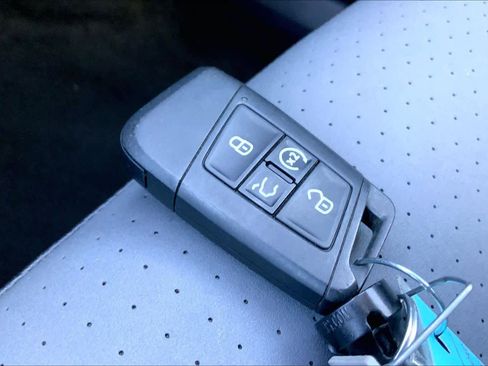 Used 2025 Volkswagen Jetta SE image 14