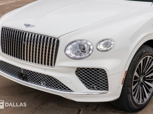 Used 2025 Bentley Bentayga image 6