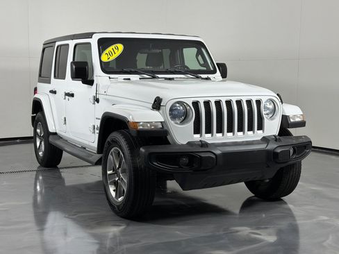 Used 2019 Jeep Wrangler Unlimited Sahara AWD/4WD image 3