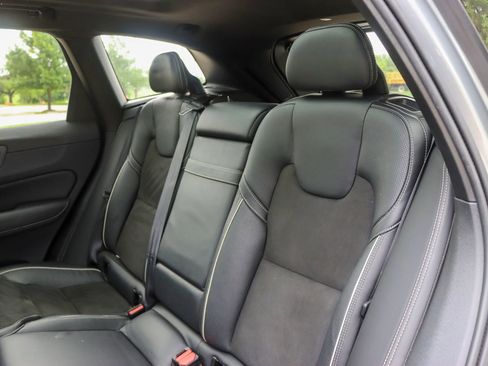 Used 2018 Volvo XC60 T5 R-Design w/ Convenience Package AWD/4WD image 17