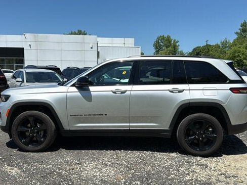 Certified 2025 Jeep Grand Cherokee Altitude AWD/4WD image 4