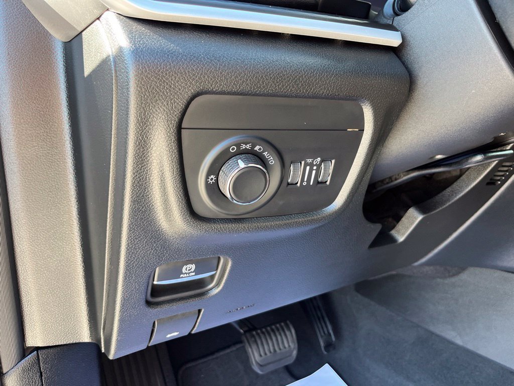 Used 2023 Jeep Grand Cherokee Altitude AWD/4WD image 8