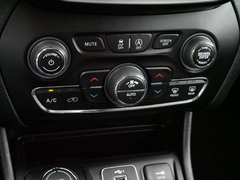 Used 2022 Jeep Cherokee Limited image 23