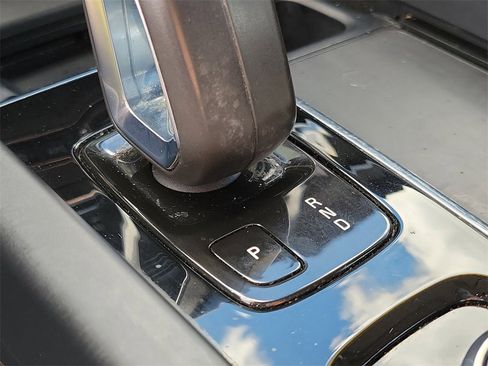 Used 2022 Volvo S60 B5 Momentum image 30