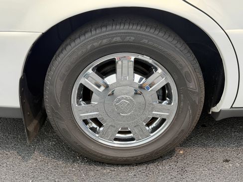 Used 2005 Cadillac De Ville w/ Limited Edition Package FWD image 10