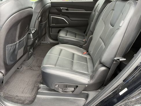 Used 2024 Kia Telluride EX w/ EX Captain's Chair Package FWD image 21