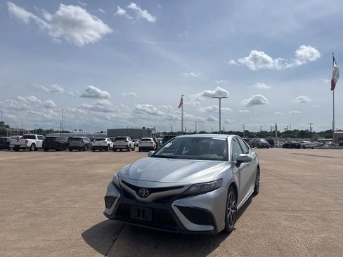 Used 2022 Toyota Camry SE FWD image 7