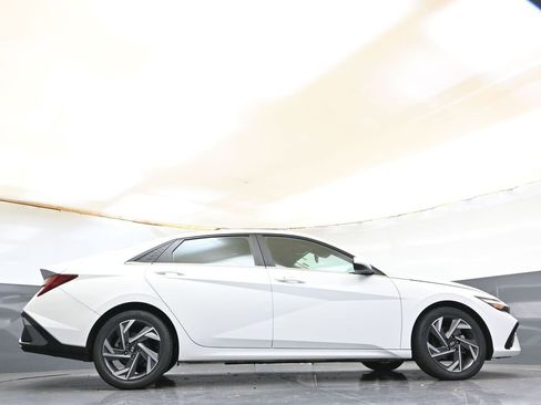 Used 2025 Hyundai Elantra SEL w/ Cargo Package image 43